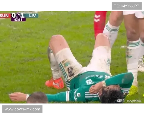 英超伤病更新：利物浦日本国脚远藤航左脚踝严重受伤，被担架抬离球场